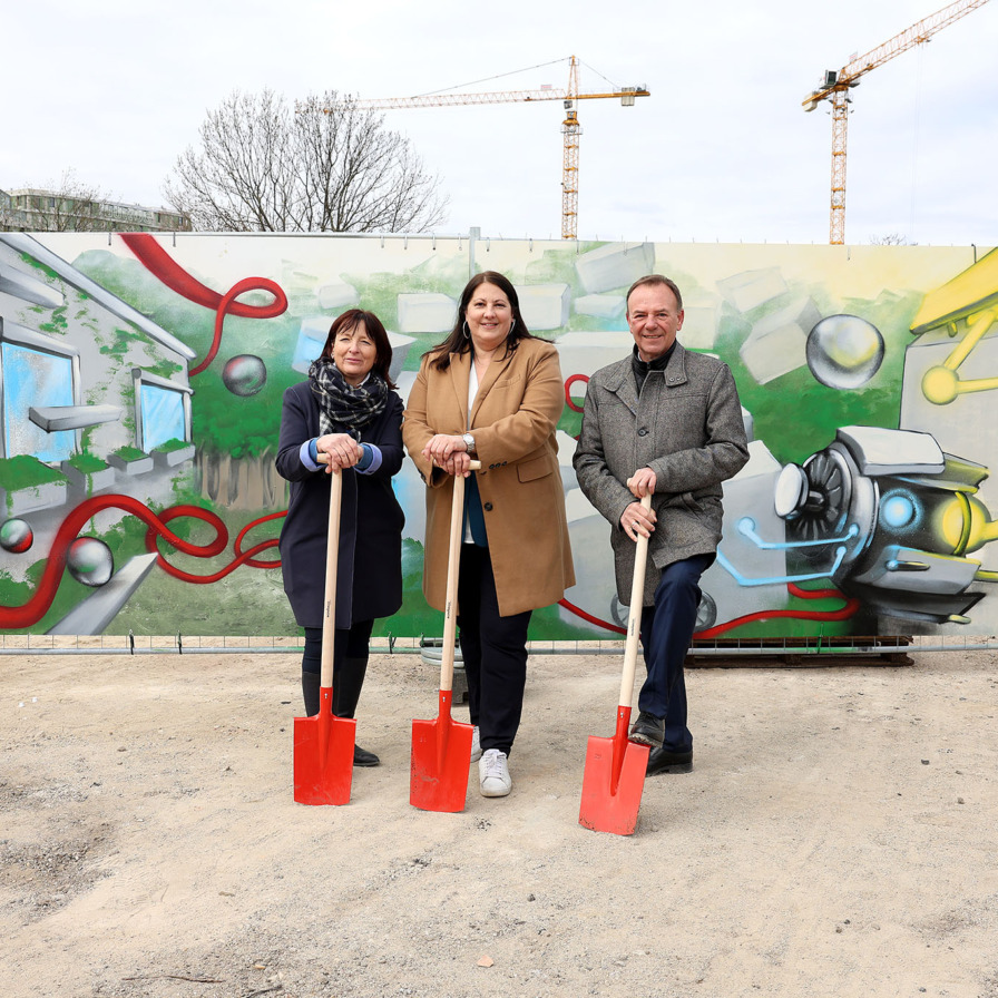Waltraud Karner-Kremser (Vorsitzende des Gemeinderatsausschusses für Wohnen, Wohnbau, Stadterneuerung und Frauen), Kathrin Gaál (Vizebürgermeisterin und Wohnbaustadträtin) und Gerald Bischof (Bezirksvorsteher Liesing) beim Spatenstich
